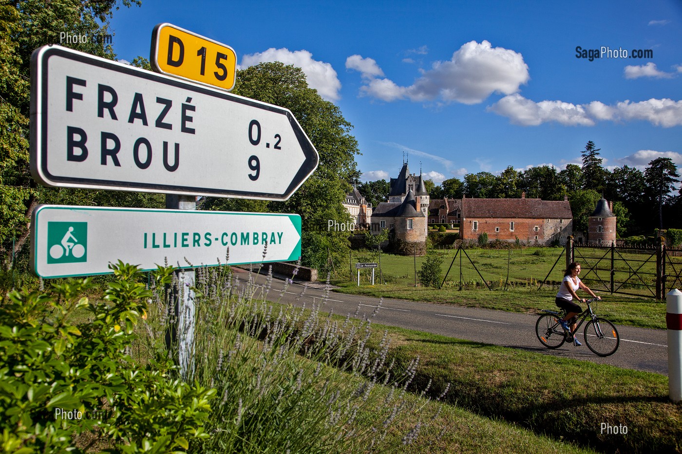 CYCLOTOURISTE PASSANT DEVANT LE CHATEAU DE FRAZE DANS LE PERCHE, EURE-ET-LOIR (28), FRANCE 