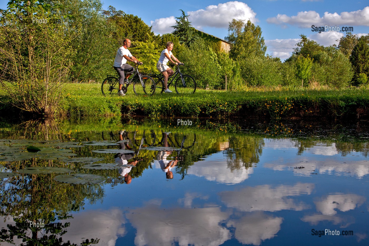 CYCLOTOURISTES LONGEANT LA RIVIERE, ILLIERS-COMBRAY, PERCHE, EURE-ET-LOIR (28), FRANCE 