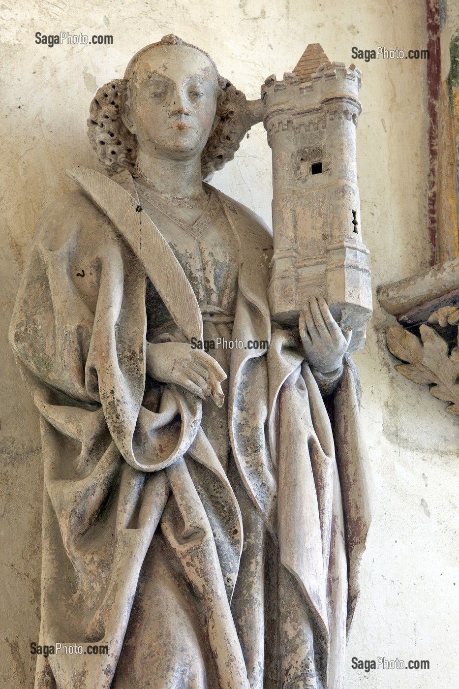 STATUE DE SAINTE BARBE PORTANT SA TOUR A TROIS FENETRES ET LA PALME DU MARTYRE, PATRONNE DES SAPEURS-POMPIERS, INTERIEUR DE LA SAINTE CHAPELLE DU CHATEAU DE CHATEAUDUN, EURE-ET-LOIR (28), FRANCE 