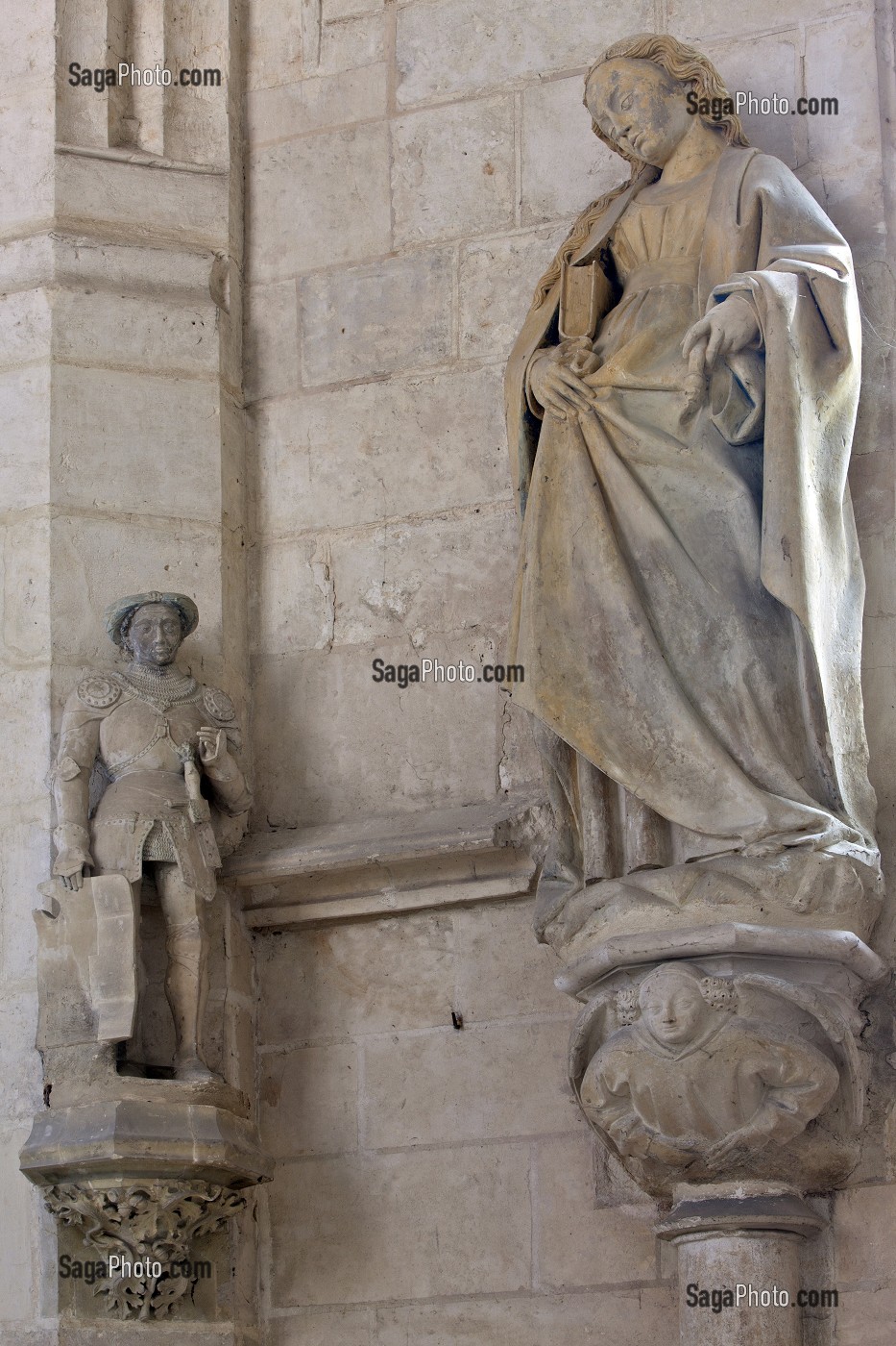 STATUE DE SAINTE RADEGONDE, REINE DES FRANCS ET ABBESSE, INTERIEUR DE LA SAINTE CHAPELLE DU CHATEAU DE CHATEAUDUN, EURE-ET-LOIR (28), FRANCE 