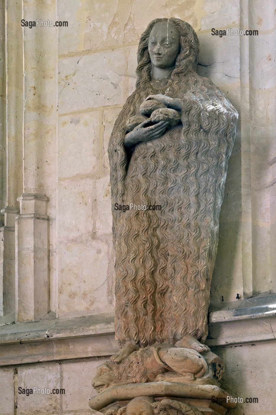 STATUE DE SAINTE MARIE L'EGYPTIENNE AVEC SA CHEVELURE LONGUE ET EPAISSE, PORTANT TROIS PETITS PAINS, INTERIEUR DE LA SAINTE CHAPELLE DU CHATEAU DE CHATEAUDUN, EURE-ET-LOIR (28), FRANCE 