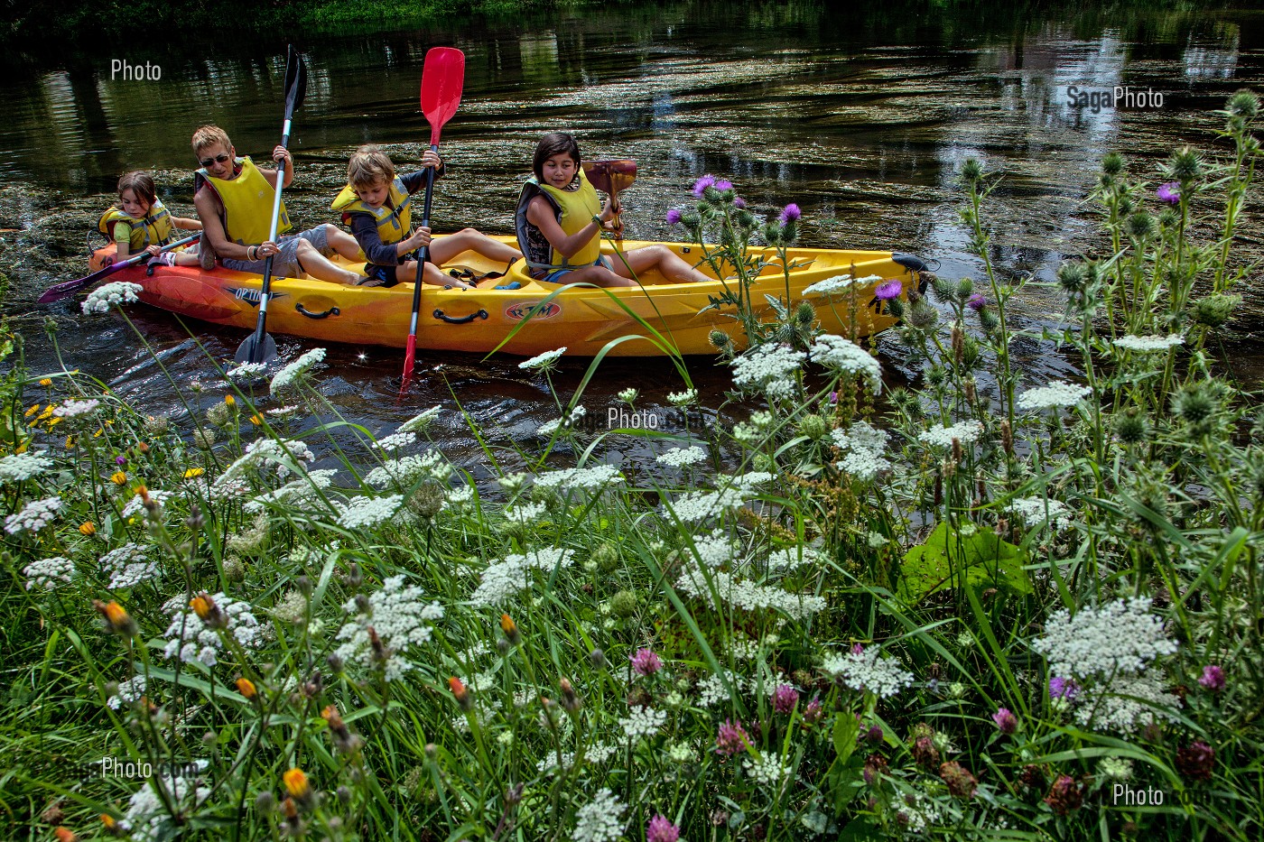 BALADE EN CANOE SUR LA RIVIERE L'EURE, A PROXIMITE DU PLAN D'EAU DE MEZIERES-ECLUIZELLES, EURE-ET-LOIR (28), FRANCE 