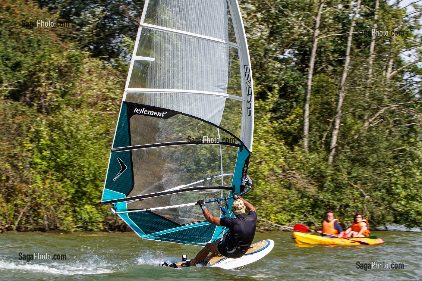 PLANCHE A VOILE ET CANOE, PLAN D'EAU DE MEZIERES-ECLUIZELLES, EURE-ET-LOIR, FRANCE 