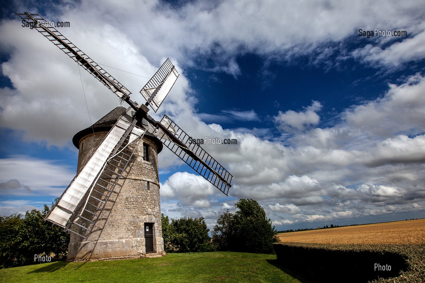 MOULIN A VENT EN PIERRE DE FROUVILLE-PENSIER (1826), OZOIR-LE-BREUIL, EURE-ET-LOIR (28), FRANCE 
