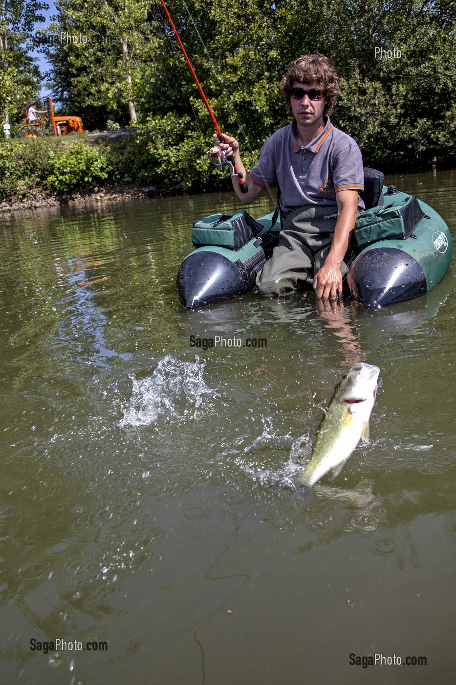 PECHEUR DE BLACK BASS SUR UN FLOAT TUBE, PECHE NO-KILL AVEC REMISE IMMEDIATE DES POISSONS DANS L'EAU, ETANG DE DOUY PRES DE CHATEAUDUN, EURE-ET-LOIR (28), FRANCE 