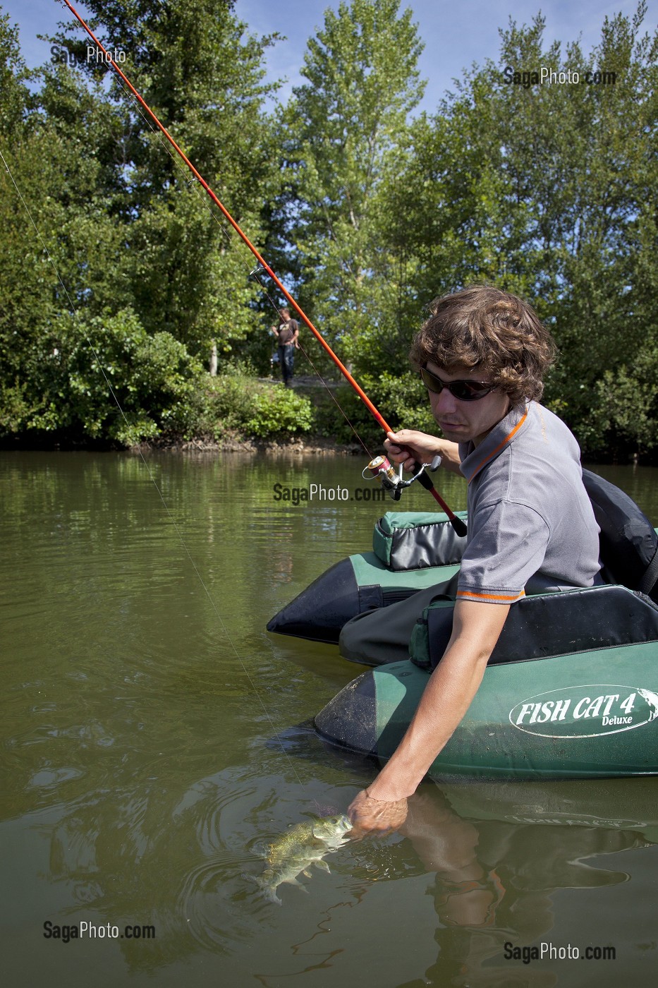 PECHE AU BLACK BASS SUR UN FLOAT TUBE, PECHE NO-KILL, EURE-ET-LOIR, FRANCE 