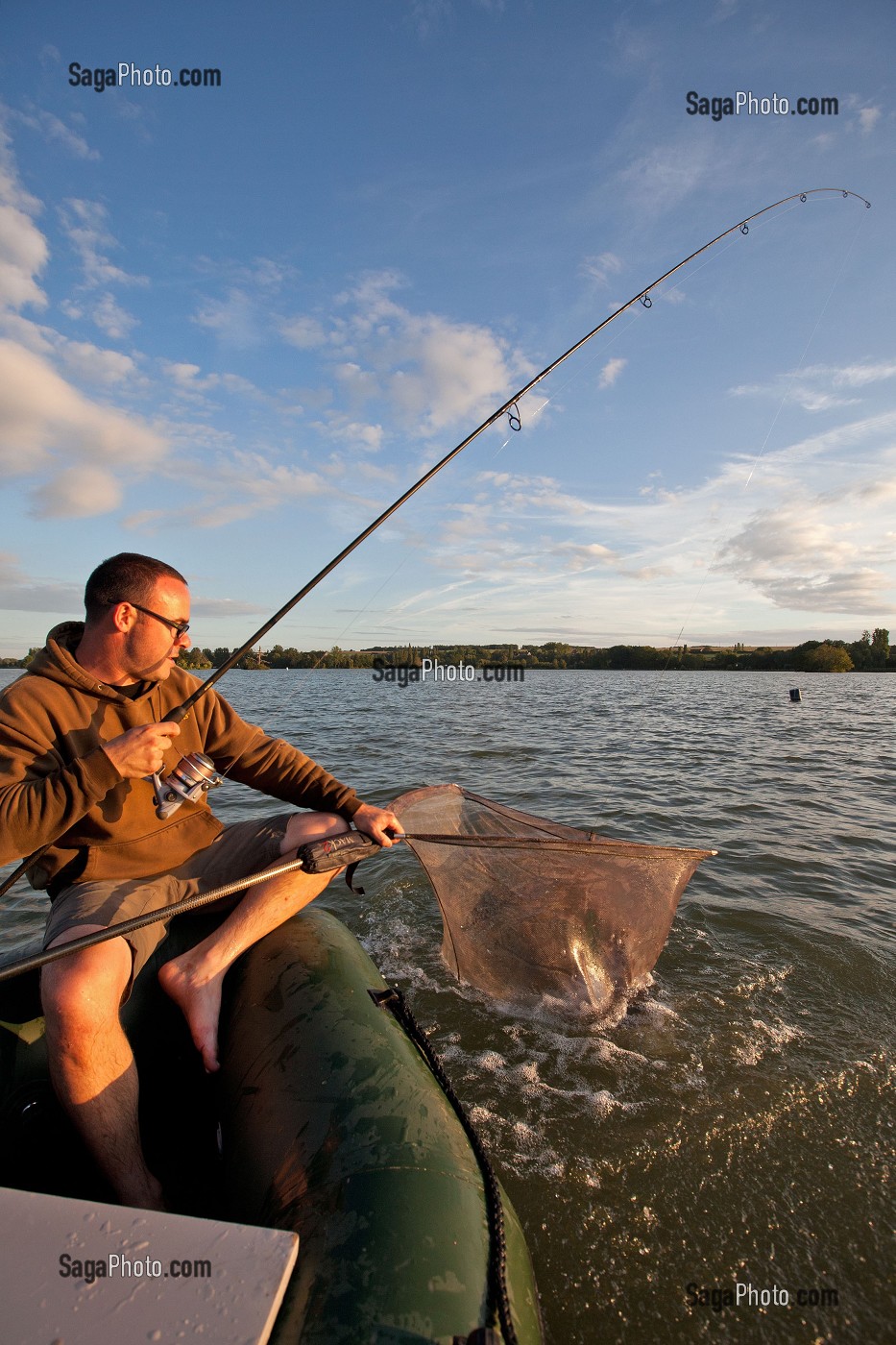 PECHE A LA CARPE SUR UNE BARQUE, EURE-ET-LOIR, FRANCE 