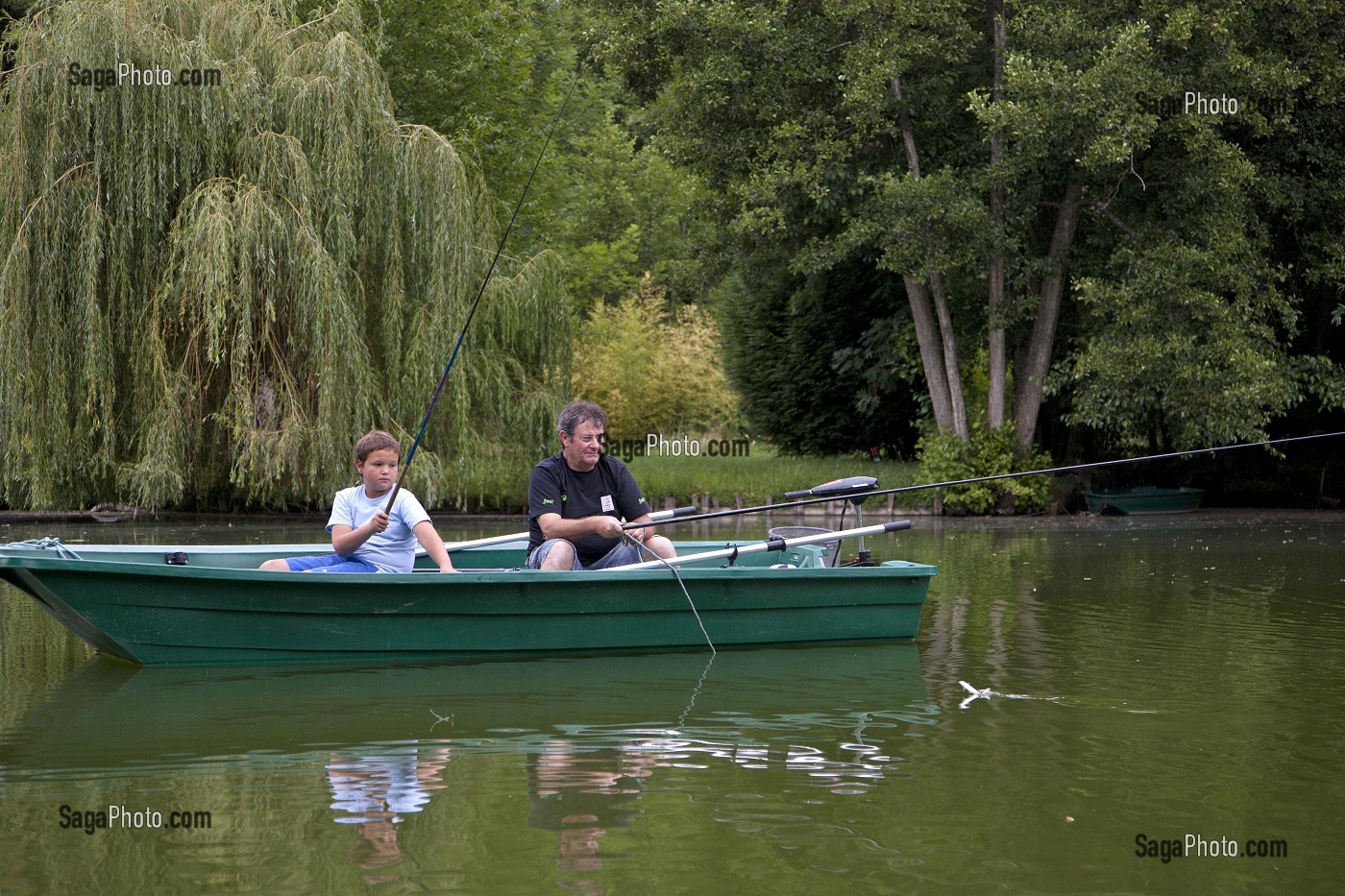 PECHE EN BARQUE, RIVIERE DE LOIR, CHATEAUDUN, EURE-ET-LOIR, FRANCE 