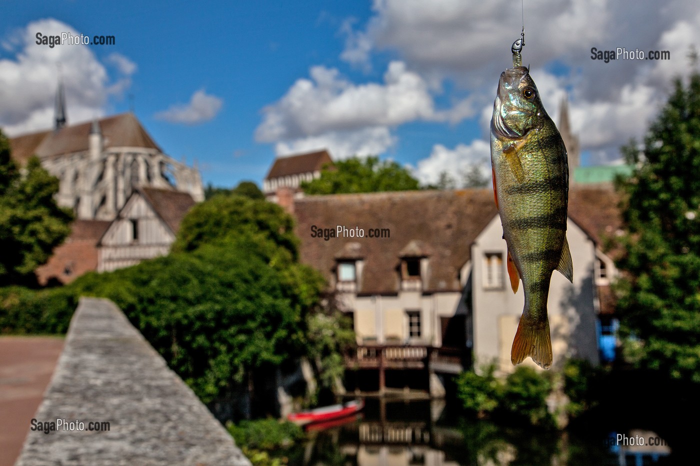 PECHEUR DANS LA RIVIERE L'EURE, STREET-FISHING OU PECHE DANS LA RUE, BASSE VILLE DE CHARTRES, EURE-ET-LOIR (28), FRANCE 