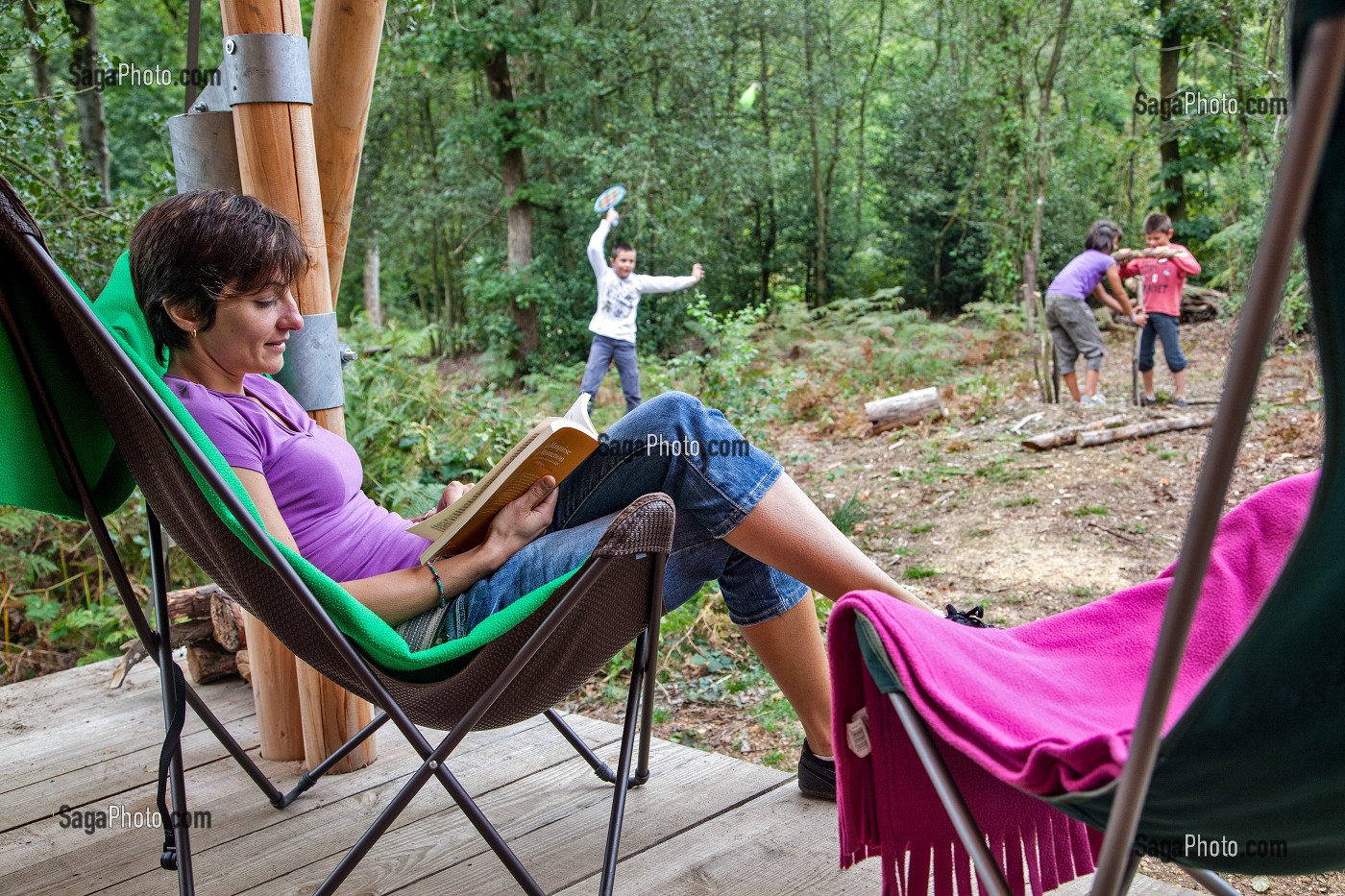 JEU ET LECTURE, VACANCES AU VERT EN FAMILLE AU CAMPEMENT HUTTOPIA, HEBERGEMENT ECO TOURISTIQUE COMPOSE DE CABANES EN BOIS, DE CAHUTTES ET DE TENTES INSTALLEES DANS LA FORET DE SENONCHES, PERCHE, EURE-ET-LOIR (28), CENTRE, FRANCE 