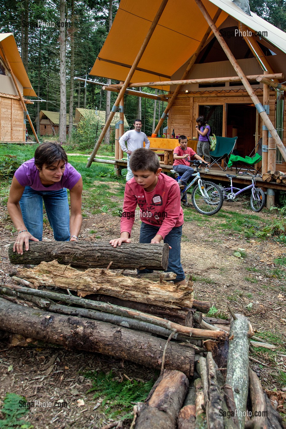 CONSTRUCTION D'UNE CABANE EN BOIS PRES D'UNE CAHUTTE, VACANCES AU VERT EN FAMILLE AU CAMPEMENT HUTTOPIA, HEBERGEMENT ECO TOURISTIQUE COMPOSE DE CABANES EN BOIS, DE CAHUTTES ET DE TENTES INSTALLEES DANS LA FORET DE SENONCHES, PERCHE, EURE-ET-LOIR (28), CENTRE, FRANCE 