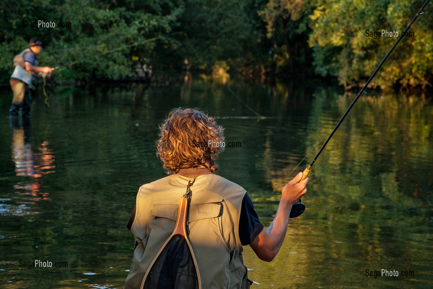 PECHE A LA MOUCHE DANS LA RIVIERE L'HUISNE, NOGENT-LE-ROTROU, EURE-ET-LOIR (28), CENTRE, FRANCE 