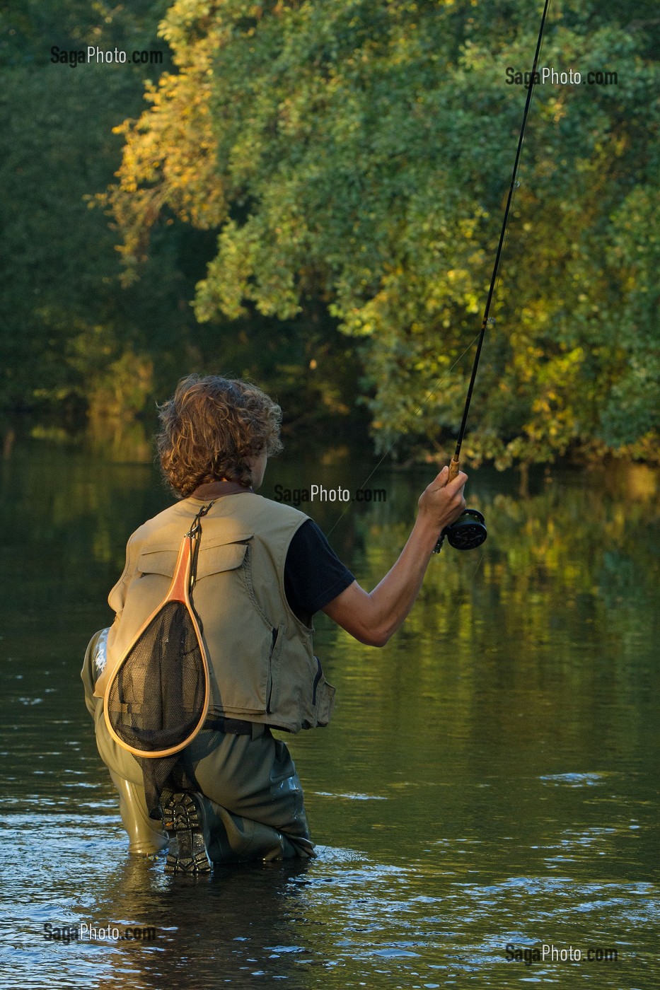 PECHE A LA MOUCHE DANS L'HUISNE, EURE-ET-LOIR, FRANCE 