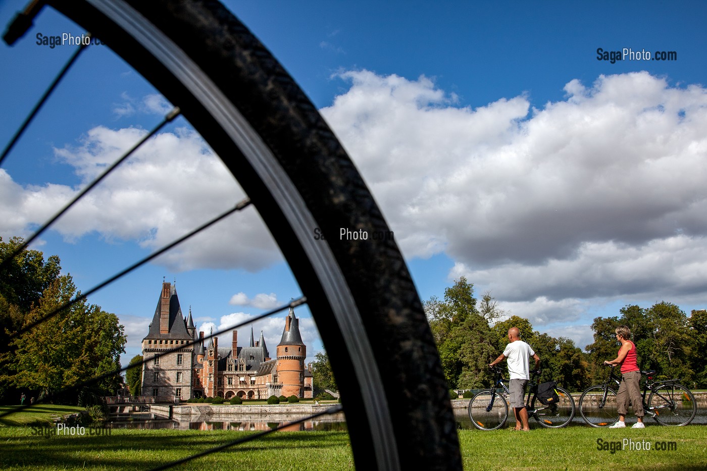 CYCLOTOURISME. CYCLOTOURISTES DANS LE PARC DU CHATEAU DE MAINTENON, EURE-ET-LOIR (28), CENTRE, FRANCE 