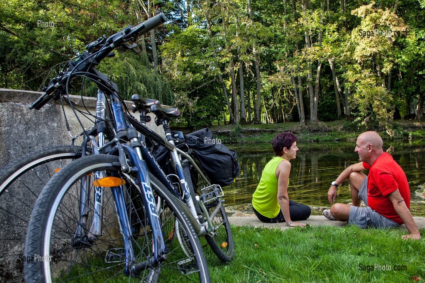 CYCLOTOURISME. CYCLOTOURISTES SE REPOSANT SUR LES BORDS DE L'EURE, SAINT-PREST, PRES DE CHARTRES, EURE-ET-LOIR (28), CENTRE, FRANCE 