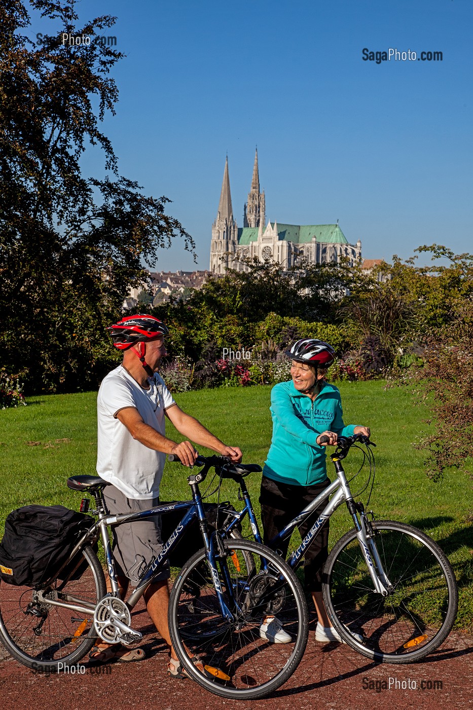 CYCLOTOURISME. CYCLOTOURISTES DANS LA VILLE HAUTE, PRES DE LA CATHEDRALE NOTRE-DAME, CHARTRES, EURE-ET-LOIR (28), CENTRE, FRANCE 