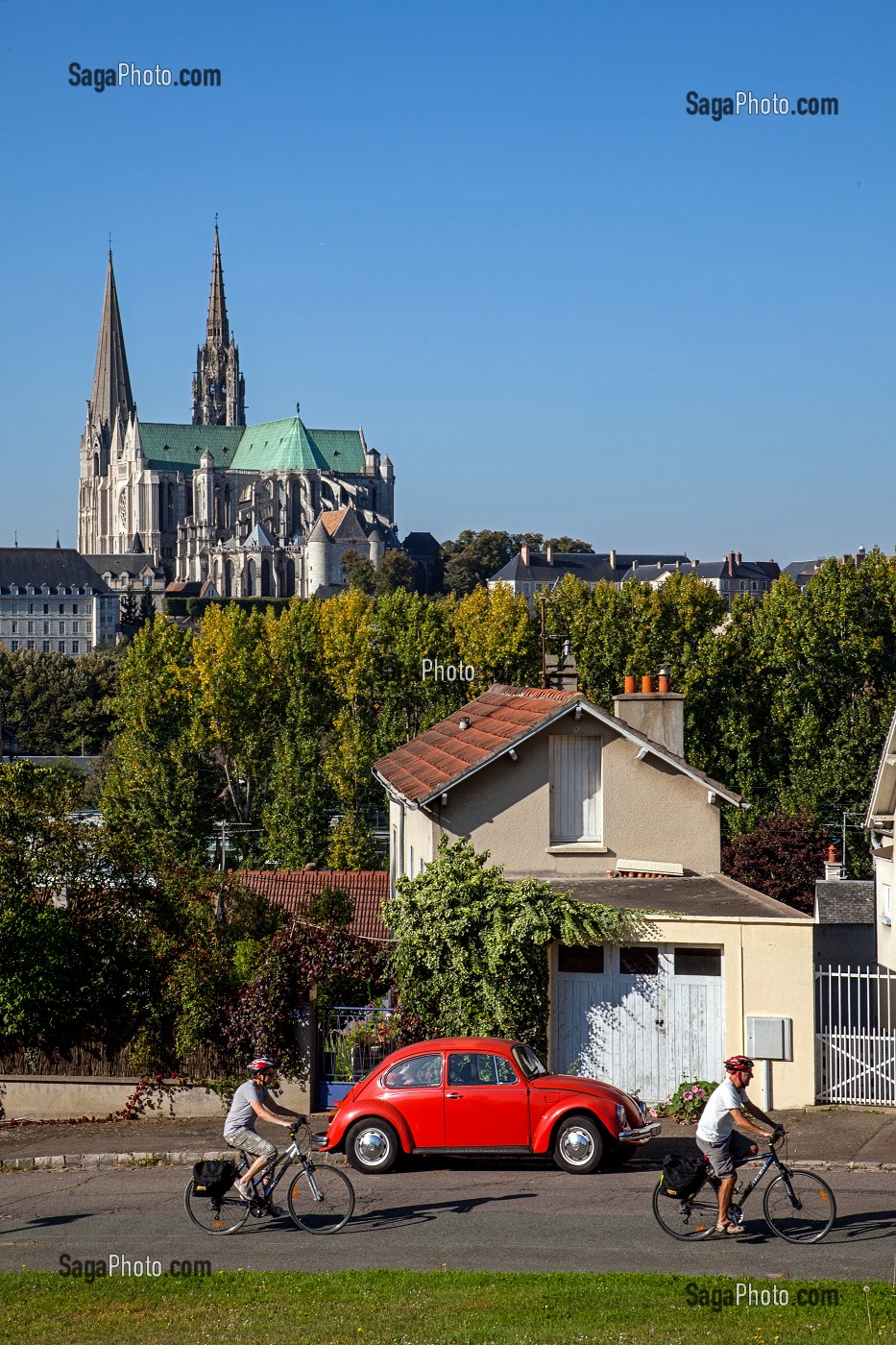 CYCLOTOURISME. CYCLOTOURISTES DANS LA VILLE HAUTE, PRES DE LA CATHEDRALE NOTRE-DAME, CHARTRES, EURE-ET-LOIR (28), CENTRE, FRANCE 