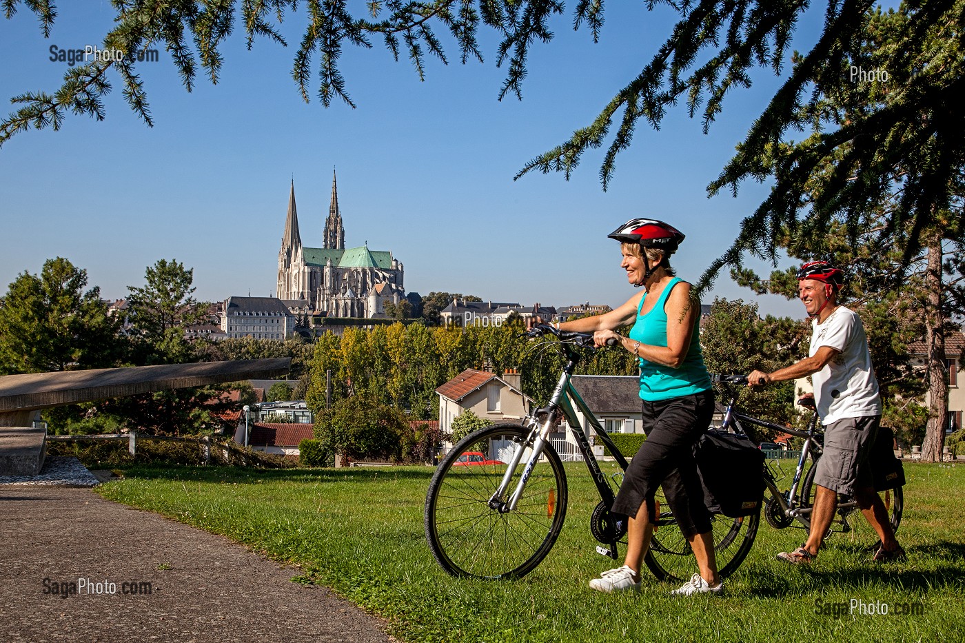 CYCLOTOURISME. CYCLOTOURISTES DANS LA VILLE HAUTE, PRES DE LA CATHEDRALE NOTRE-DAME, CHARTRES, EURE-ET-LOIR (28), CENTRE, FRANCE 