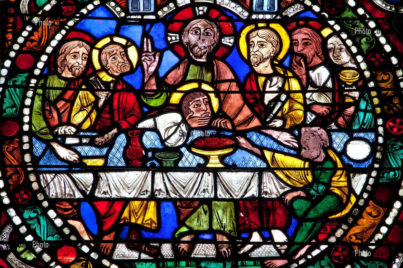 LA CENE, REPAS DE JESUS AVEC SES APOTRES, PASSION DU CHRIST, DETAIL DU VITRAIL DU PORTAIL ROYAL, CATHEDRALE DE CHARTRES, EURE-ET-LOIR (28), FRANCE 