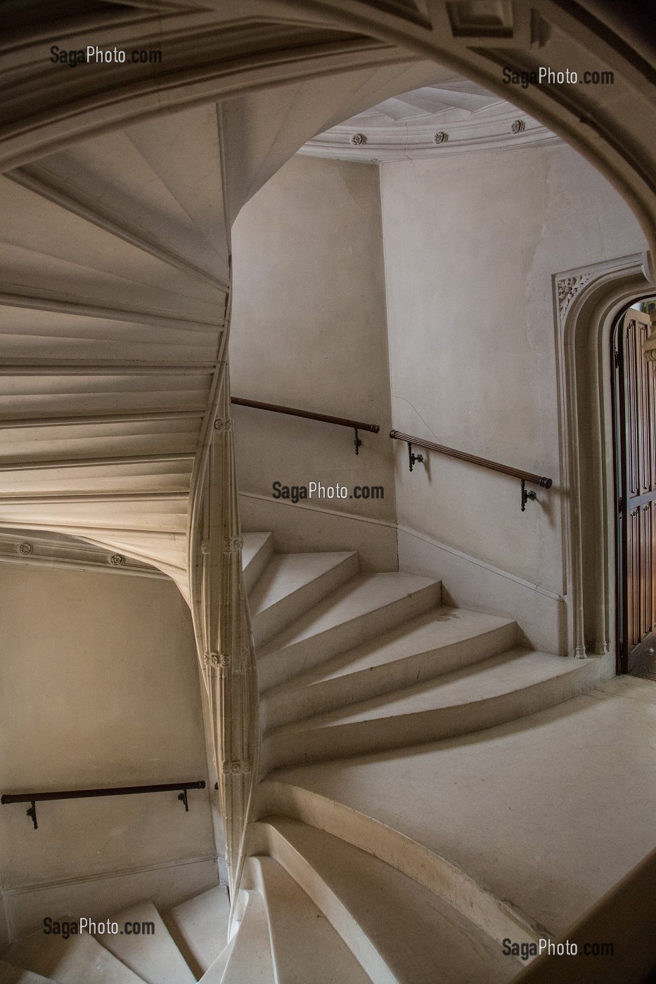ESCALIER MENANT AUX APPARTEMENTS DE MADAME DE MAINTENON, CHATEAU DE MAINTENON, EURE-ET-LOIR (28), FRANCE 