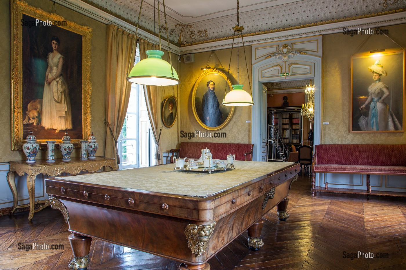 SALLE DE BILLARD DECORE DANS UN STYLE SECOND EMPIRE, COMPRENANT UN BILLARD EN ACAJOU DU 19EME SIECLE, CHATEAU DE MAINTENON, EURE-ET-LOIR (28), FRANCE 