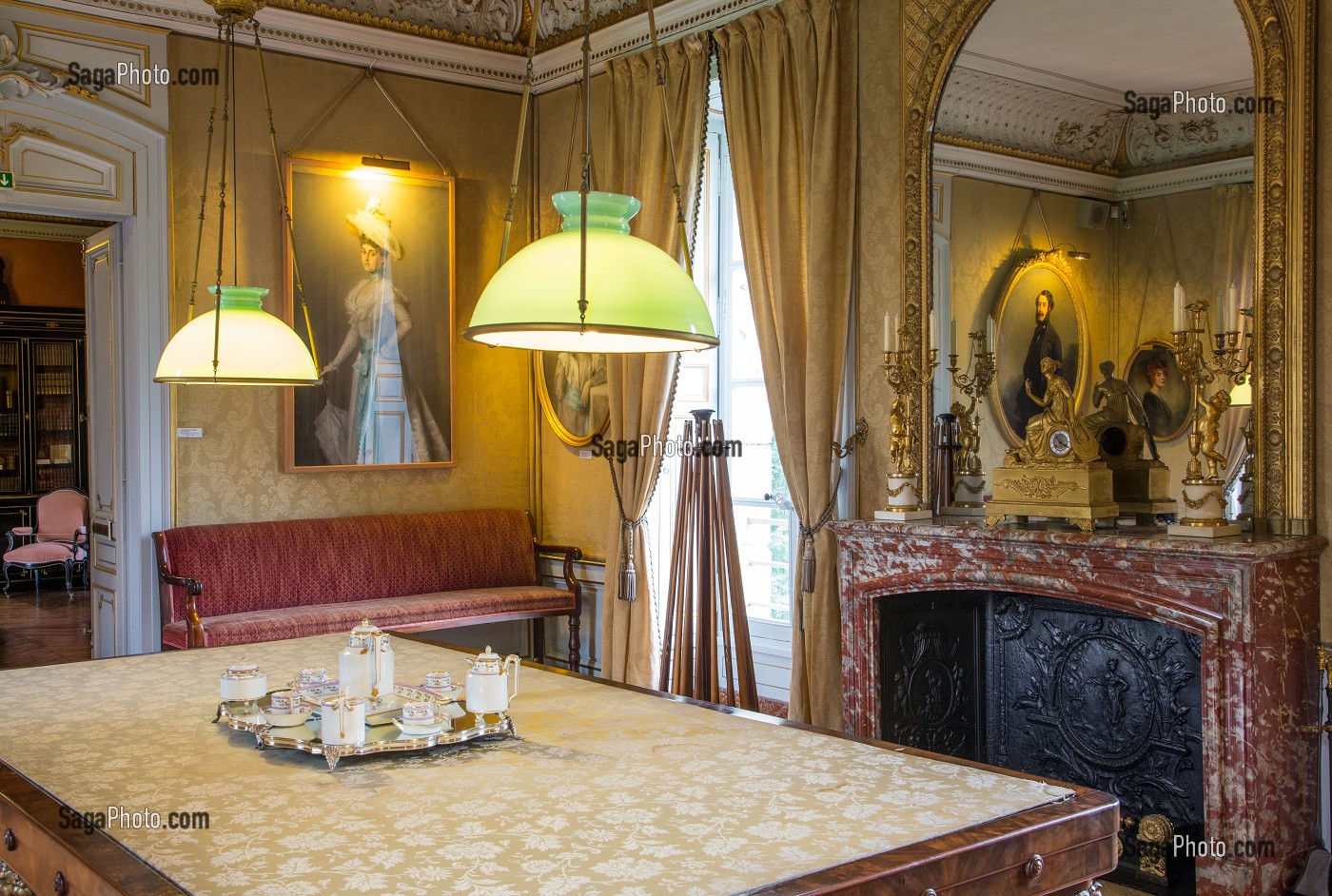 SALLE DE BILLARD DECORE DANS UN STYLE SECOND EMPIRE, COMPRENANT UN BILLARD EN ACAJOU DU 19EME SIECLE, CHATEAU DE MAINTENON, EURE-ET-LOIR (28), FRANCE 