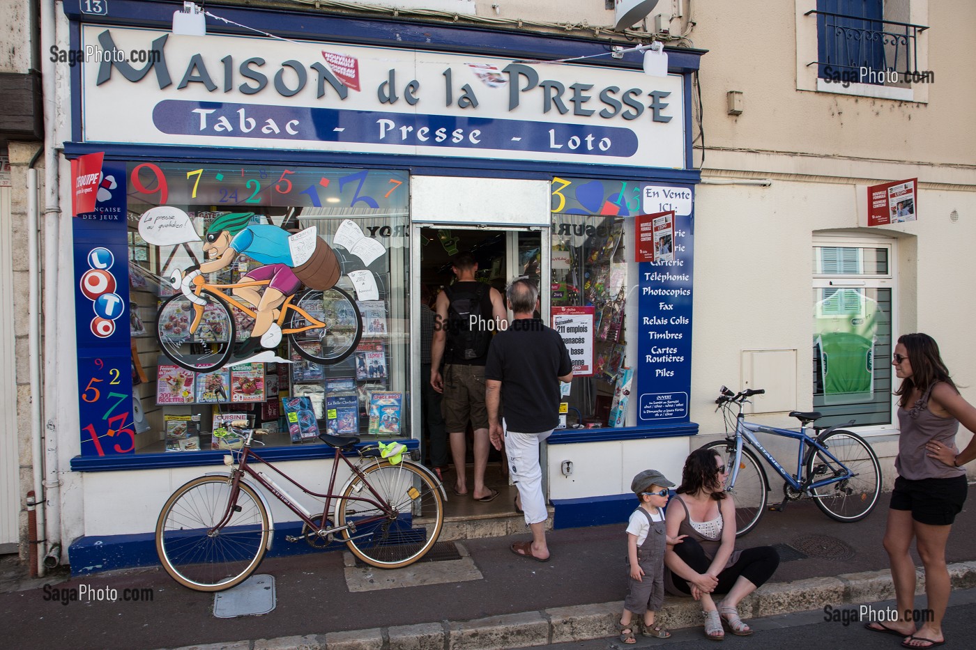 MAISON DE LA PRESSE, PEINTURE DES VITRINES DES COMMERCES EN HOMMAGE AU PASSAGE DU TOUR DE FRANCE  (VILLE ETAPE), CITE MEDIEVALE DE BONNEVAL, SURNOMMEE LA PETITE VENISE DE LA BEAUCE, EURE-ET-LOIR (28), FRANCE 