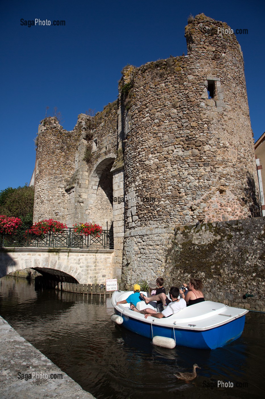 PROMENADE EN BARQUE ELECTRIQUE SUR LES FOSSES DU LOIR QUI ENTOURENT LA VILLE, CITE MEDIEVALE DE BONNEVAL, SURNOMMEE LA PETITE VENISE DE LA BEAUCE, EURE-ET-LOIR (28), FRANCE 