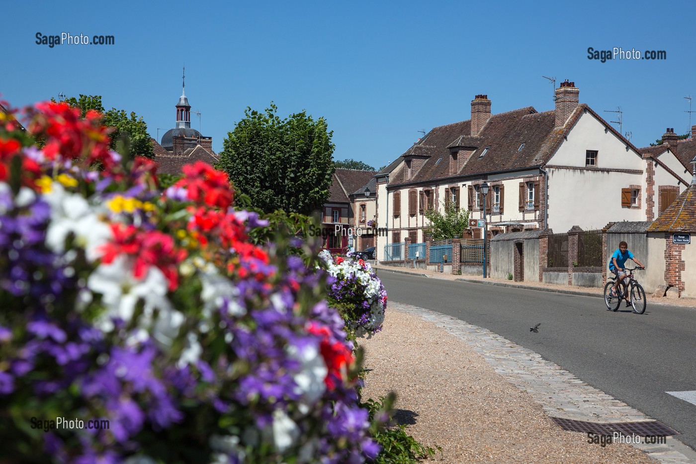 VILLAGE FLEURI, LA FERTE-VIDAME, EURE-ET-LOIR (28), FRANCE 
