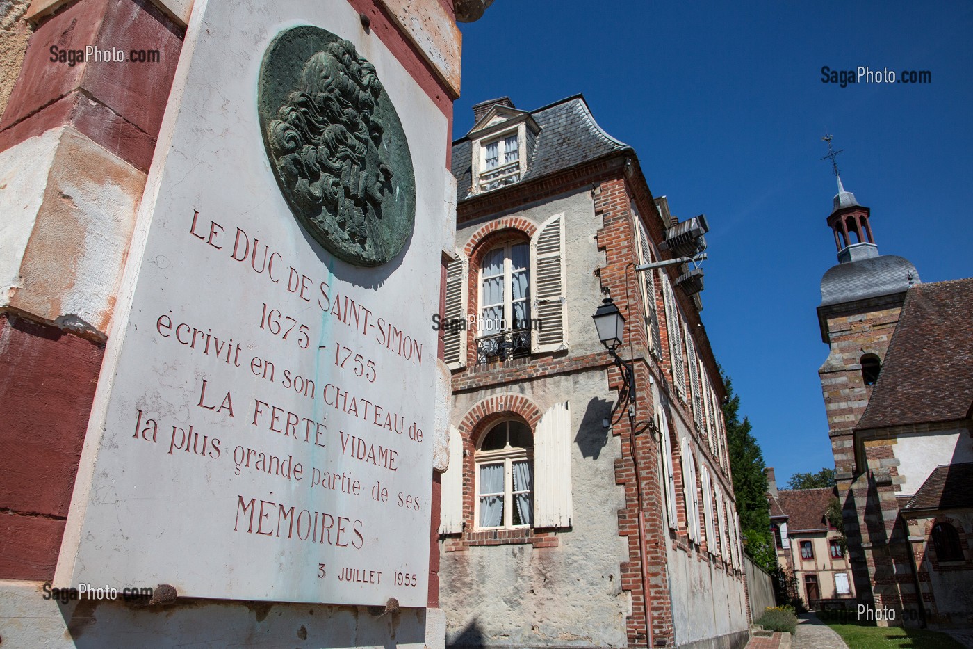STELE EN MEMOIRE DU DUC DE SAINT-SIMON (1675-1755), LA FERTE-VIDAME, EURE-ET-LOIR (28), FRANCE 