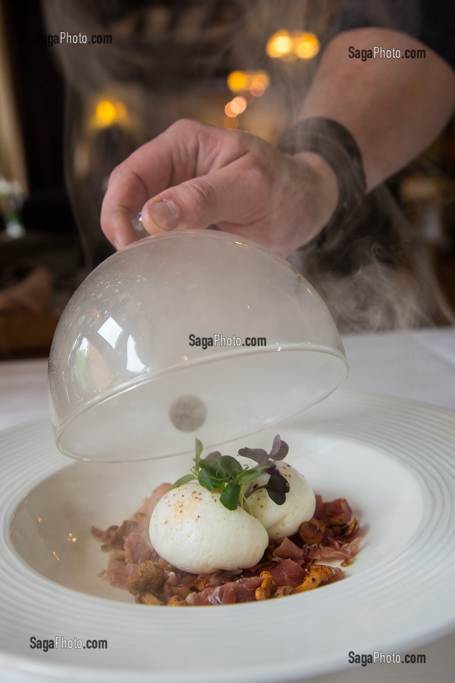 OEUFS MOLLETS SOUS CLOCHE ARROSE D'UN JUS DE VEAU AU FOIN, HOTEL RESTAURANT DE LA FORET, SENONCHES, EURE-ET-LOIR (28), FRANCE 