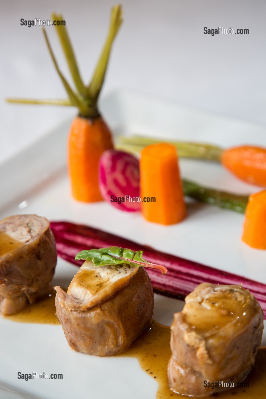 BARON DE LAPIN FARCI SAUCE AU POIRE, TRAIT DE SUREAU, CAROTTES FANES, BETTERAVE CHIOGGIA ET POIDS GOURMANDS, HOTEL RESTAURANT DE LA FORET, SENONCHES, EURE-ET-LOIR (28), FRANCE 