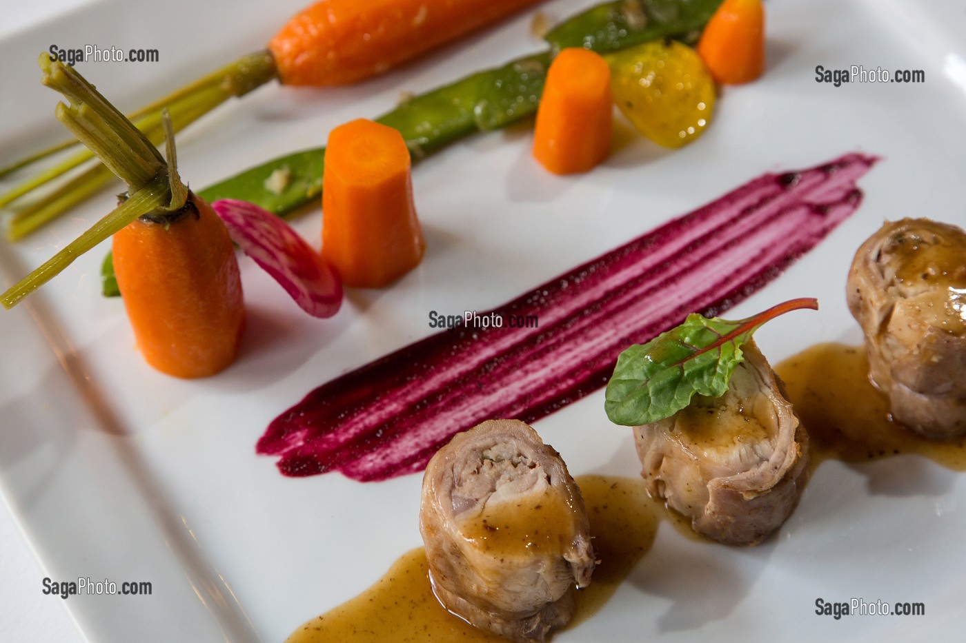 BARON DE LAPIN FARCI SAUCE AU POIRE, TRAIT DE SUREAU, CAROTTES FANES, BETTERAVE CHIOGGIA ET POIDS GOURMANDS, HOTEL RESTAURANT DE LA FORET, SENONCHES, EURE-ET-LOIR (28), FRANCE 