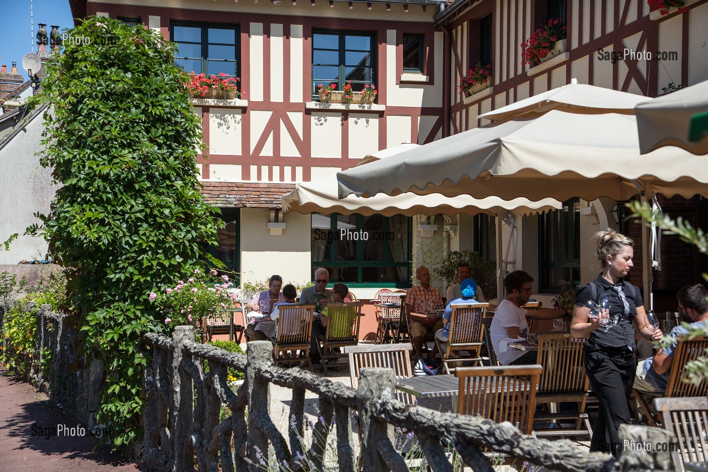 TERRASSE DE L'HOTEL RESTAURANT DE LA FORET, SENONCHES, EURE-ET-LOIR (28), FRANCE 