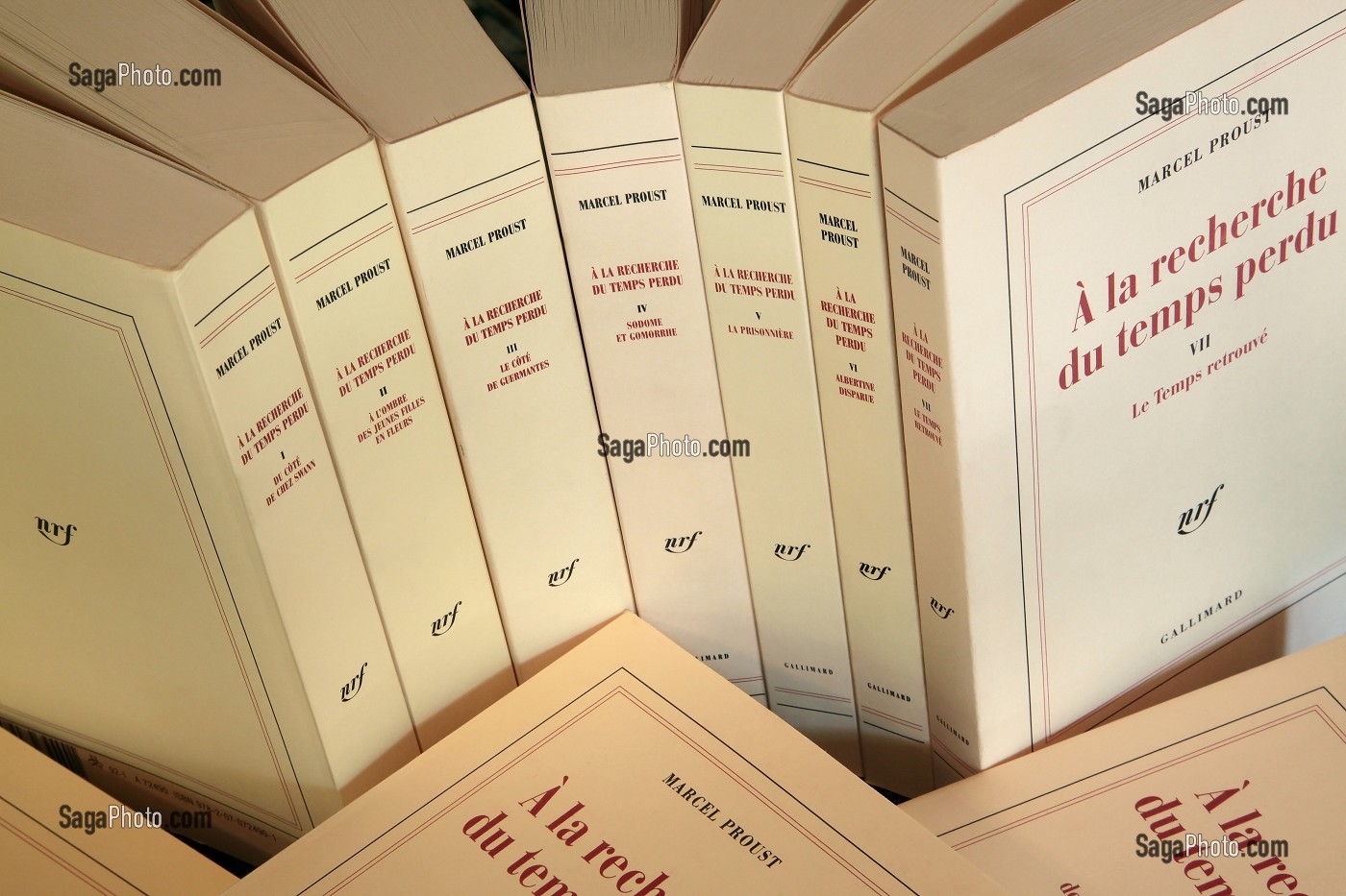 COLLECTION 'A LA RECHERCHE DU TEMPS PERDU' DE MARCEL PROUST AUX EDITIONS GALLIMARD, LIBRAIRIE DE LA MAISON DE TANTE LEONIE, ILLIERS-COMBRAY, EURE-ET-LOIR (28), FRANCE 