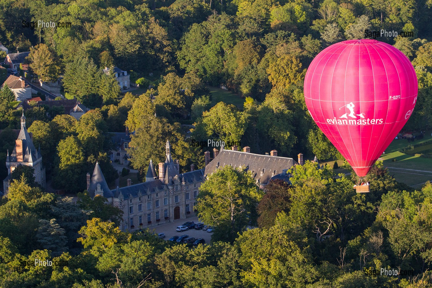 VOL EN MONTGOLFIERE AU DESSUS DU CHATEAU D'ESCLIMONT, CHATEAU-HOTEL DEMEURE DE CHARME 4 ETOILES, VALLEE DE L’EURE, EURE-ET-LOIR (28), FRANCE 