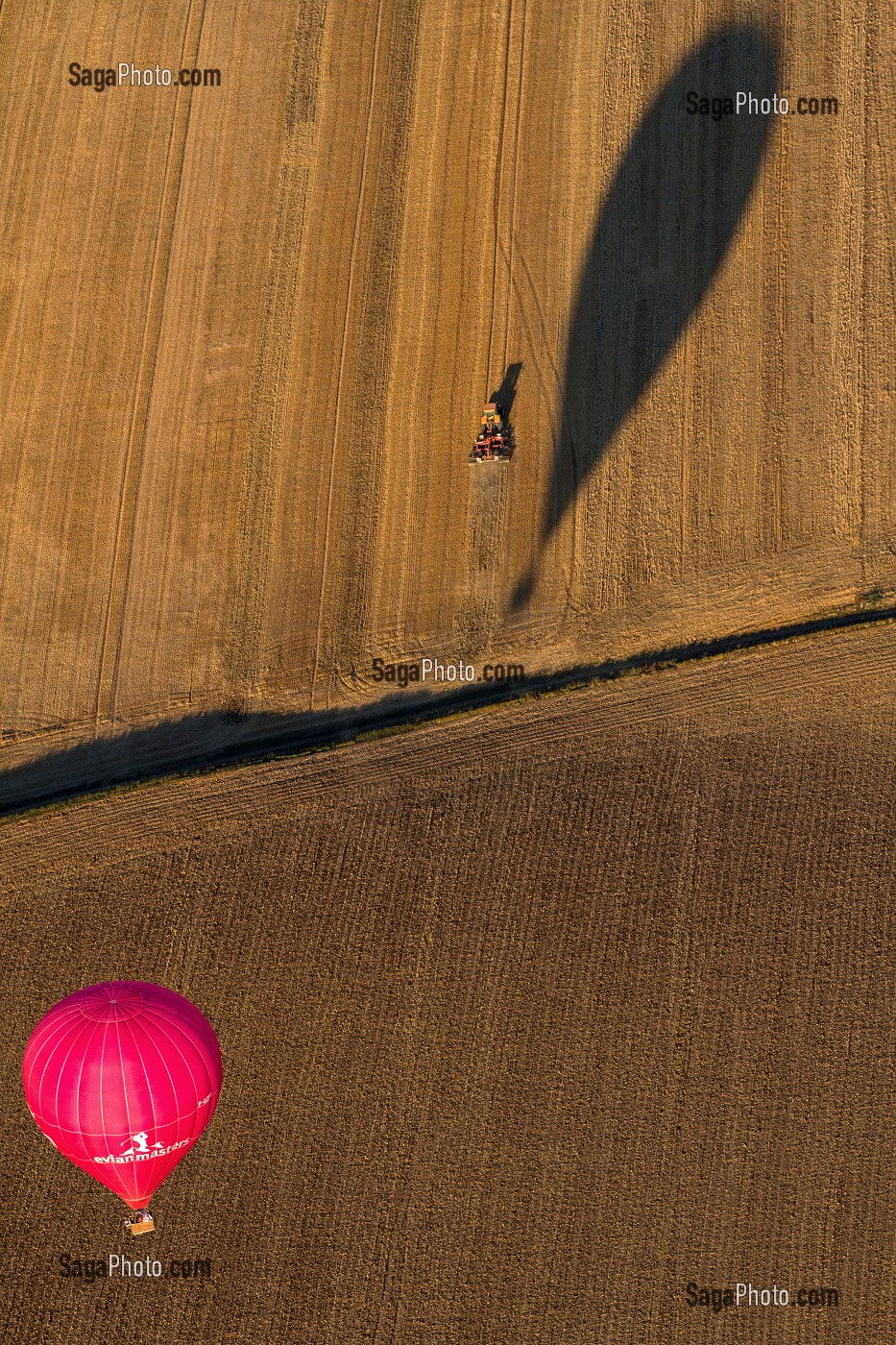 VOL EN MONTGOLFIERE SUR UN CHAMP DE LABOUR AVEC UN TRACTEUR, VALLEE DE L’EURE, EURE-ET-LOIR (28), FRANCE 