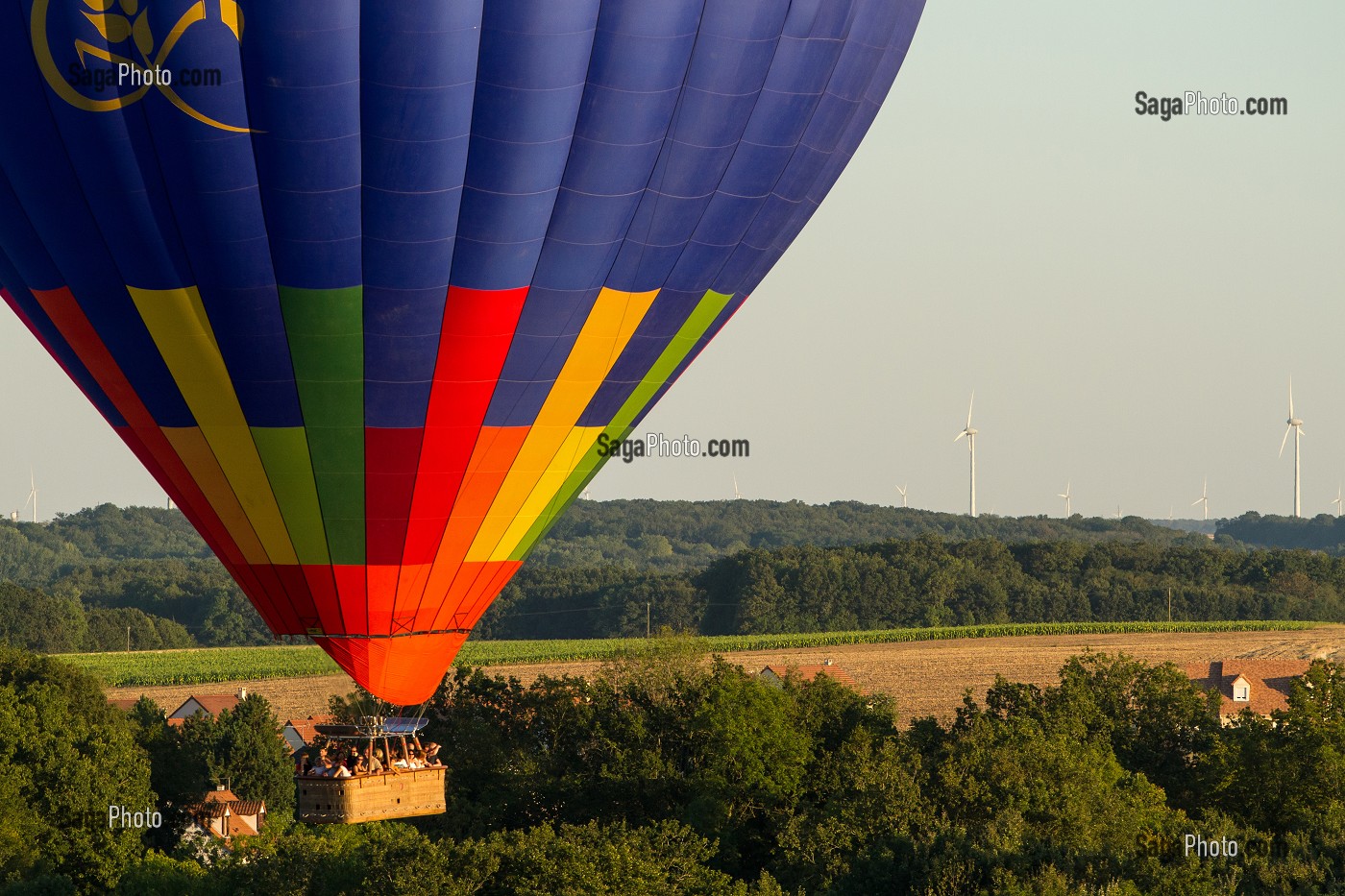 VOL EN MONTGOLFIERE AU DESSUS DE LA VALLEE DE L’EURE, EURE-ET-LOIR (28), FRANCE 