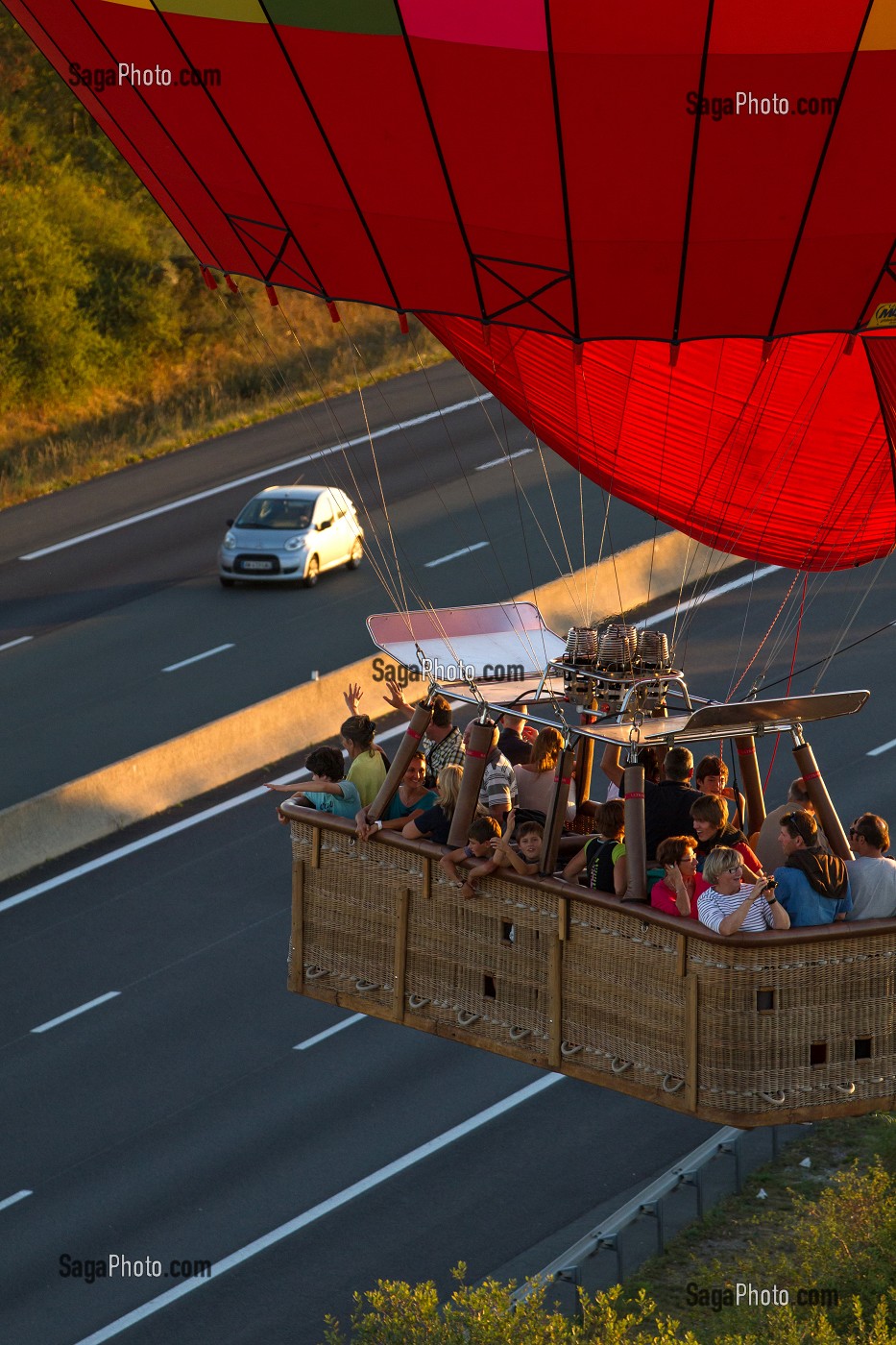 VOL EN MONTGOLFIERE AU DESSUS DE LA VALLEE DE L’EURE, EURE-ET-LOIR (28), FRANCE 