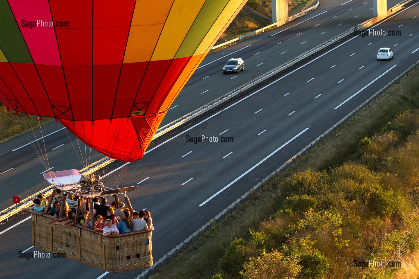 VOL EN MONTGOLFIERE AU DESSUS DE LA VALLEE DE L’EURE, EURE-ET-LOIR (28), FRANCE 