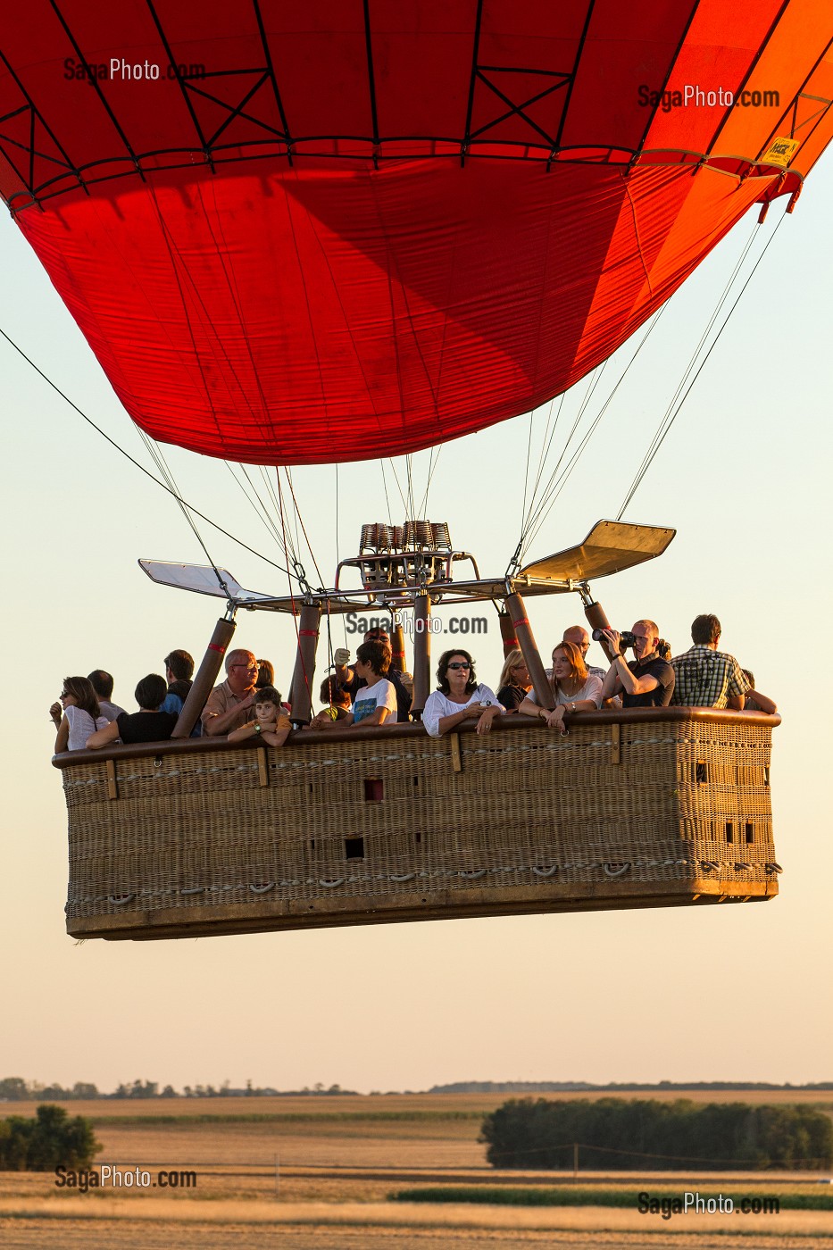 VOL EN MONTGOLFIERE AU DESSUS DE LA VALLEE DE L’EURE, EURE-ET-LOIR (28), FRANCE 