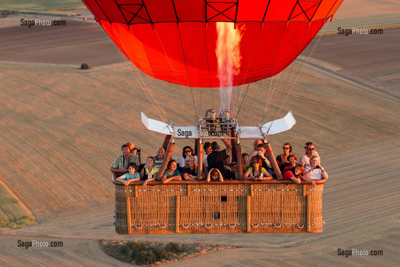 VOL EN MONTGOLFIERE AU DESSUS DE LA VALLEE DE L’EURE, EURE-ET-LOIR (28), FRANCE 