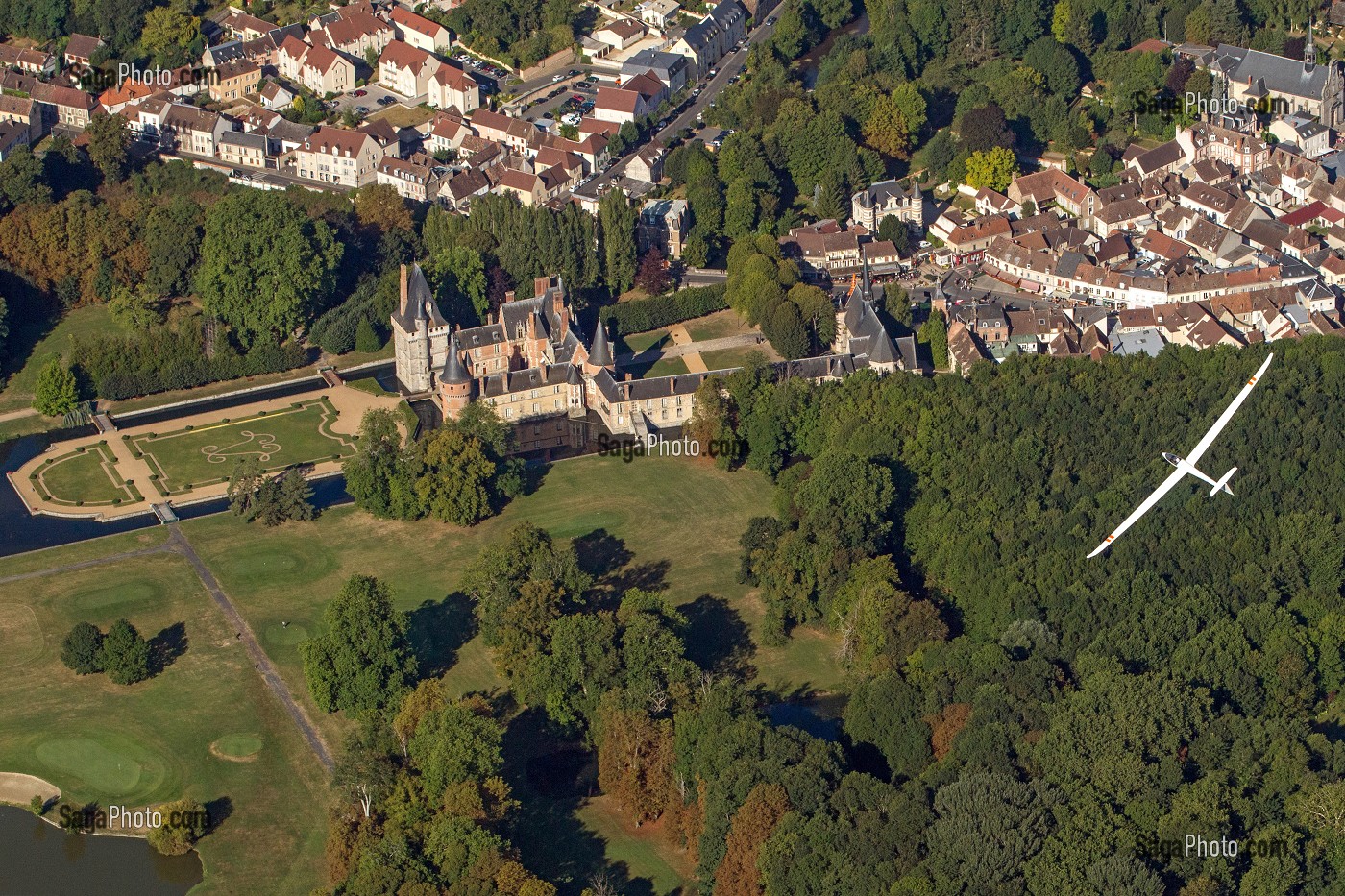 VOL EN PLANEUR AU DESSUS DU CHATEAU DE MAINTENON, VUE AERIENNE, EURE-ET-LOIR (28), FRANCE 