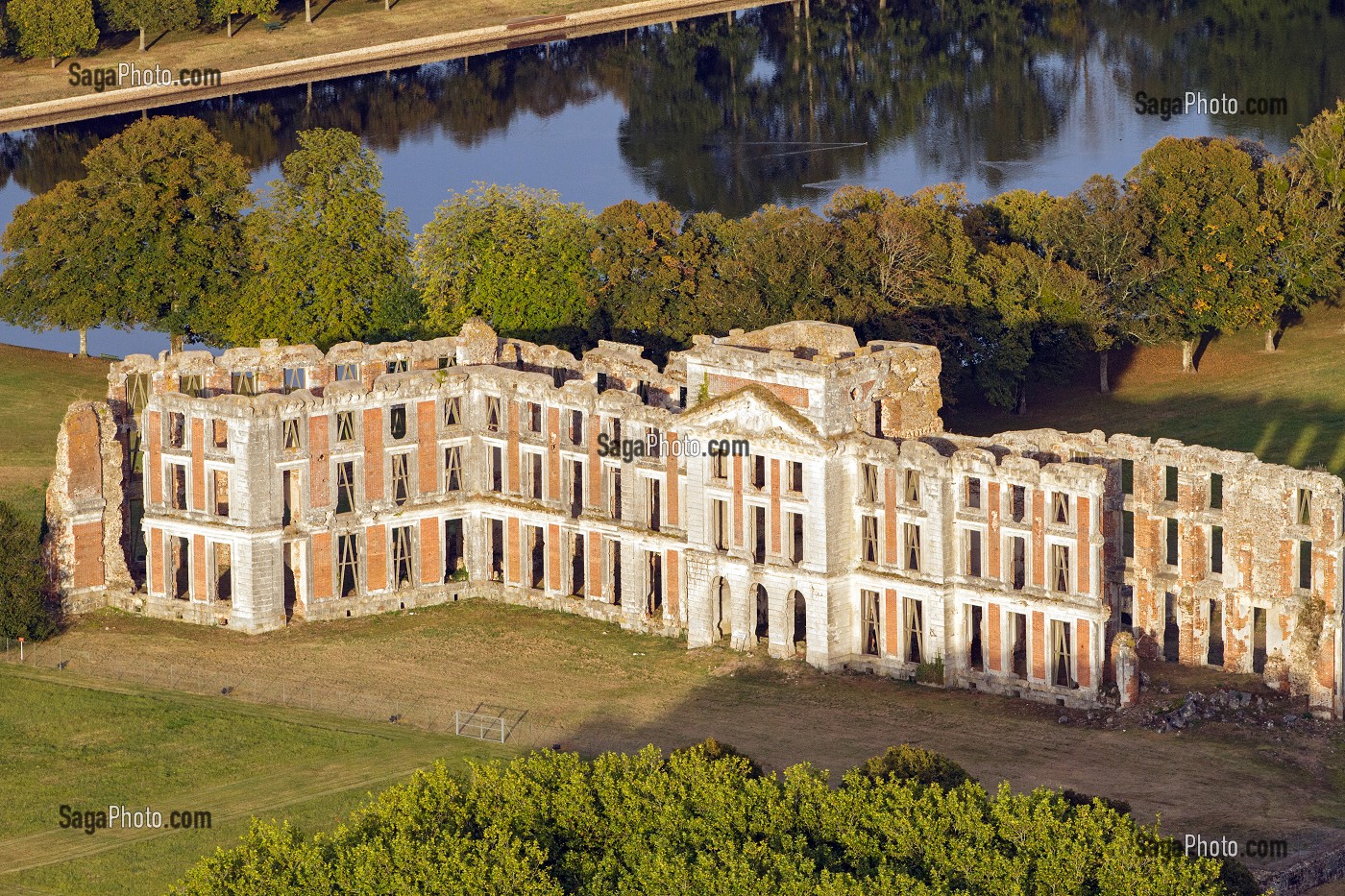 VUE AERIENNE DU CHATEAU SAINT-SIMON DE LA FERTE-VIDAME, PERCHE, EURE-ET-LOIR (28), FRANCE 