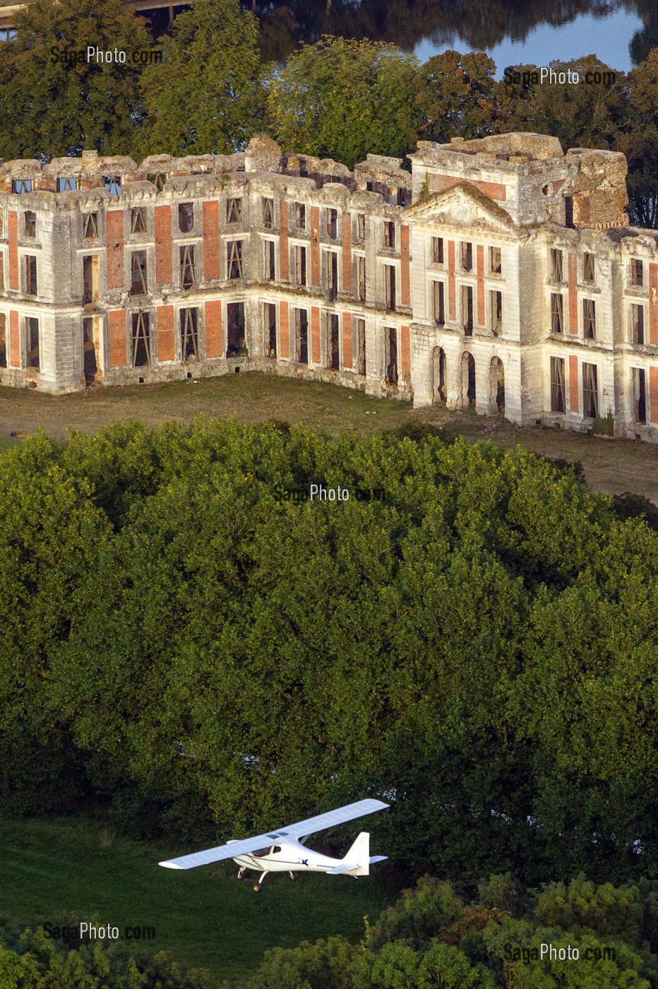 VOL EN ULM AU DESSUS DU CHATEAU SAINT-SIMON DE LA FERTE-VIDAME, PERCHE, EURE-ET-LOIR (28), FRANCE 