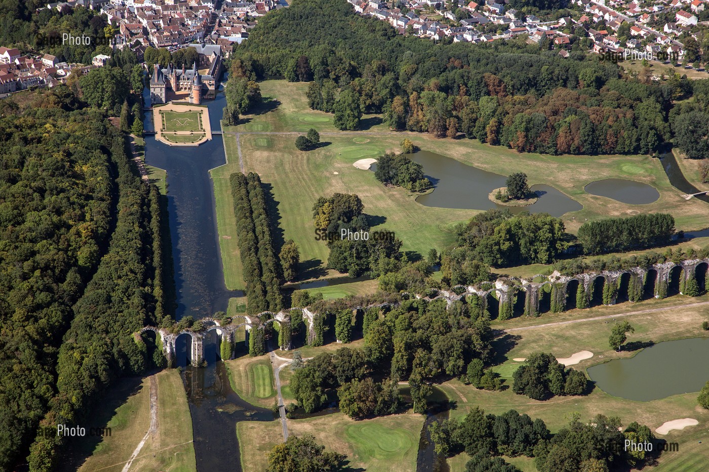 VUE AERIENNE DU CHATEAU DE MAINTENON, DE L'AQUEDUC ET DU GOLF, EURE-ET-LOIR (28), FRANCE 