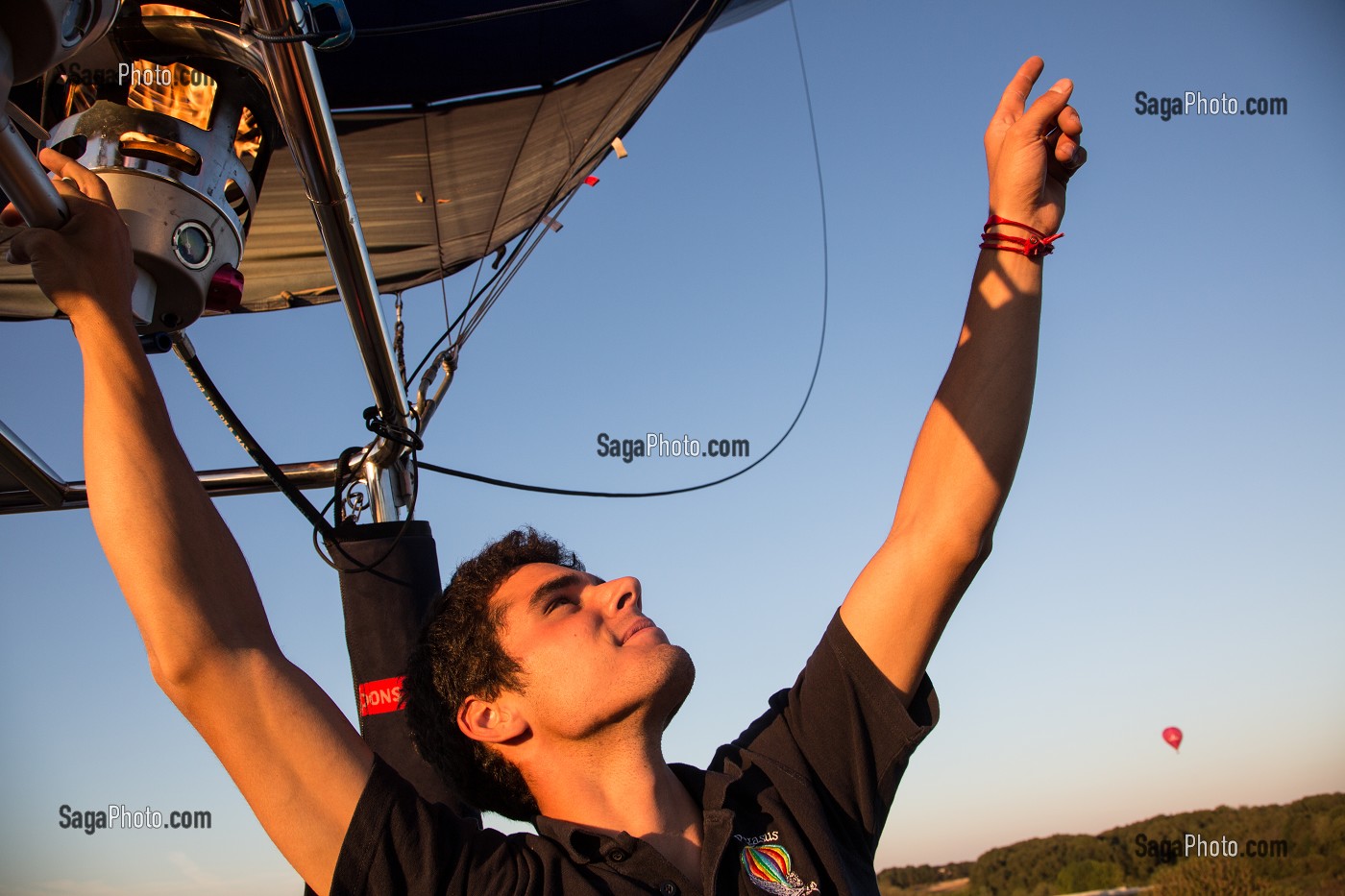 PILOTE EN VOL D'UNE MONTGOLFIERE AU DESSUS DE LA VALLEE DE L’EURE, EURE-ET-LOIR (28), FRANCE 