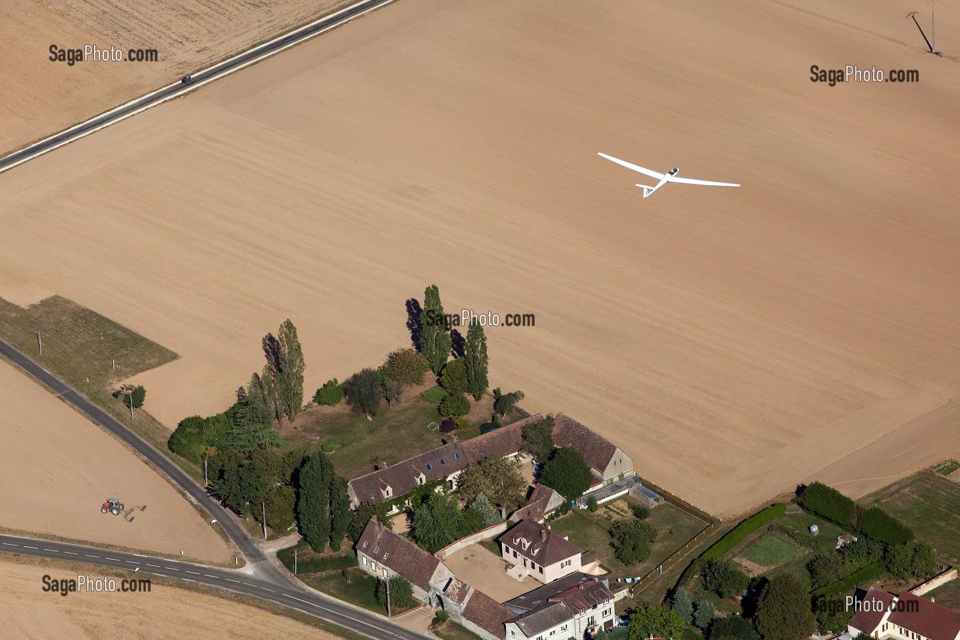 VOL EN PLANEUR AU DESSUS D'UNE FERME, REGION DE MAINTENON, EURE-ET-LOIR (28), FRANCE 