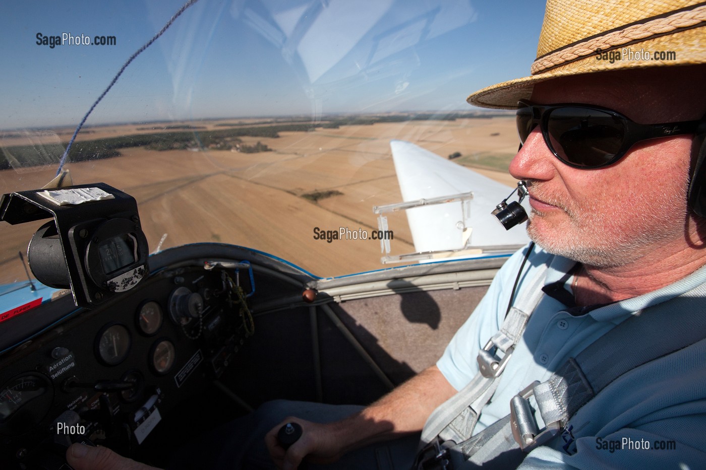 PILOTE AU COMMANDE D'UN PLANEUR EN VOL, EURE-ET-LOIR (28), FRANCE 