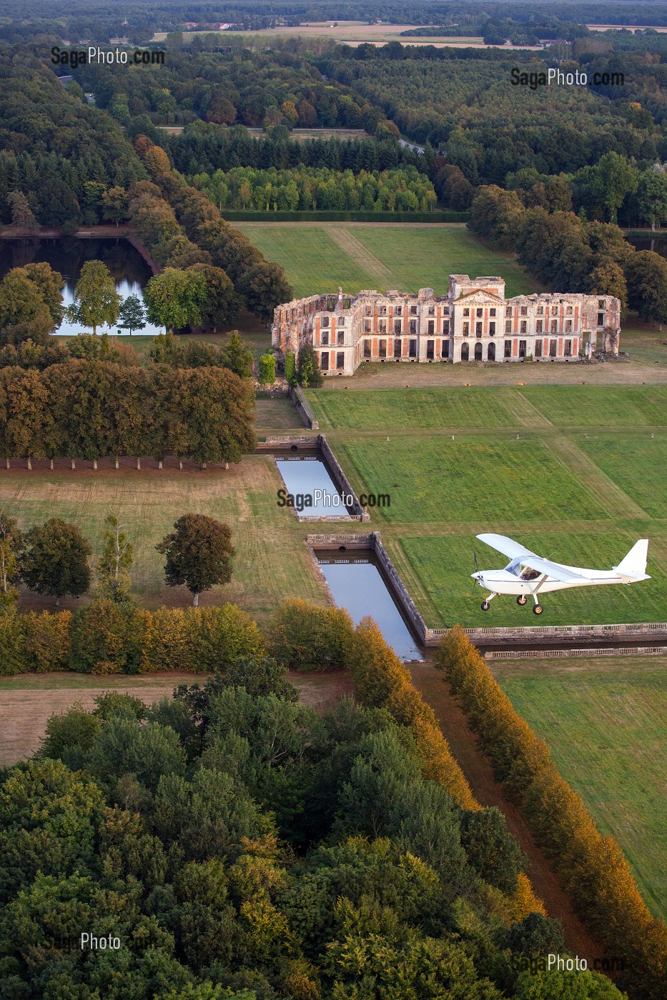 VOL EN ULM AU DESSUS DU CHATEAU SAINT-SIMON DE LA FERTE-VIDAME, PERCHE, EURE-ET-LOIR (28), FRANCE 